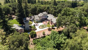 A large estate with multiple buildings surrounded by dense forest. - Riverstone Estate sleeps 12 Pool Bocce Spa (Healdsburg)