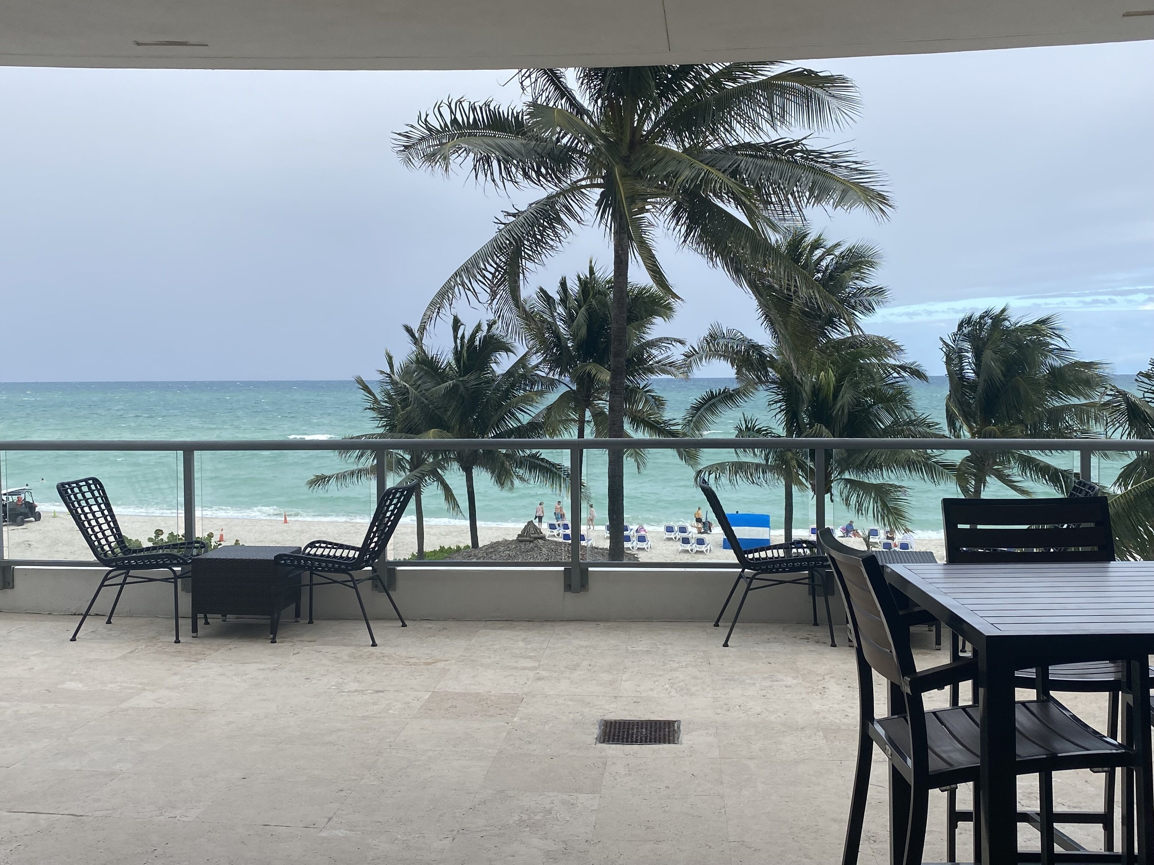 Una piscina al aire libre, una piscina climatizada