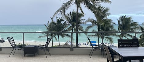 Una piscina al aire libre, una piscina climatizada
