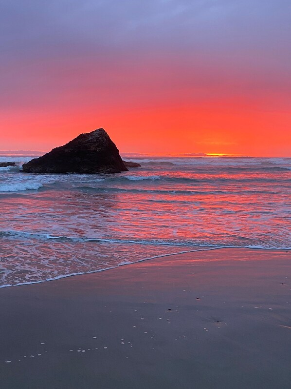 Playa en los alrededores y camastros