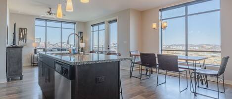 Refrigerador, microondas, horno y parrilla de estufa