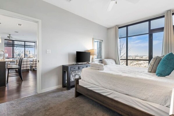 2 habitaciones, escritorio, tabla de planchar con plancha y wifi gratis 