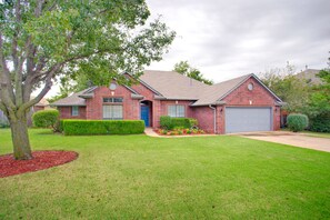Exterior - Space and lots of Comfort with 2,400 sq ft! (Edmond)