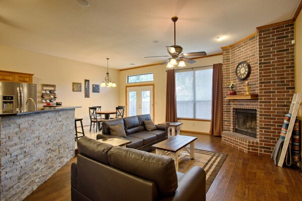 TV, fireplace, books - Space and lots of Comfort with 2,400 sq ft! (Edmond)