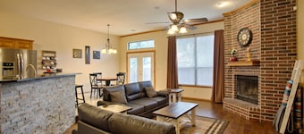 Plass og mye komfort med 2.400 sq ft! Soveplass til 11!