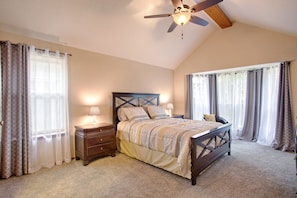 4 bedrooms, iron/ironing board, WiFi, bed sheets - Space and lots of Comfort with 2,400 sq ft! (Edmond)