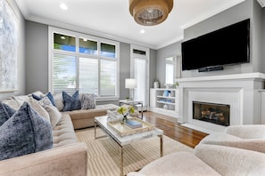 Smart-TV, peis, bøker og stereoanlegg