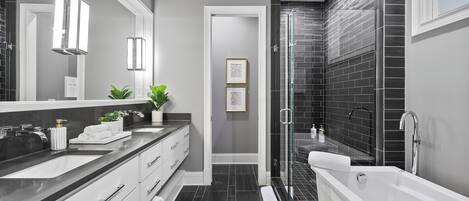 Bañera con ducha, secador de pelo, toallas, jabón