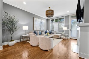 Smart-TV, peis, bøker og stereoanlegg