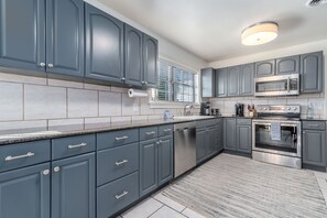 ثلاجة، ميكروويف، فرن، موقد طهي مسطح