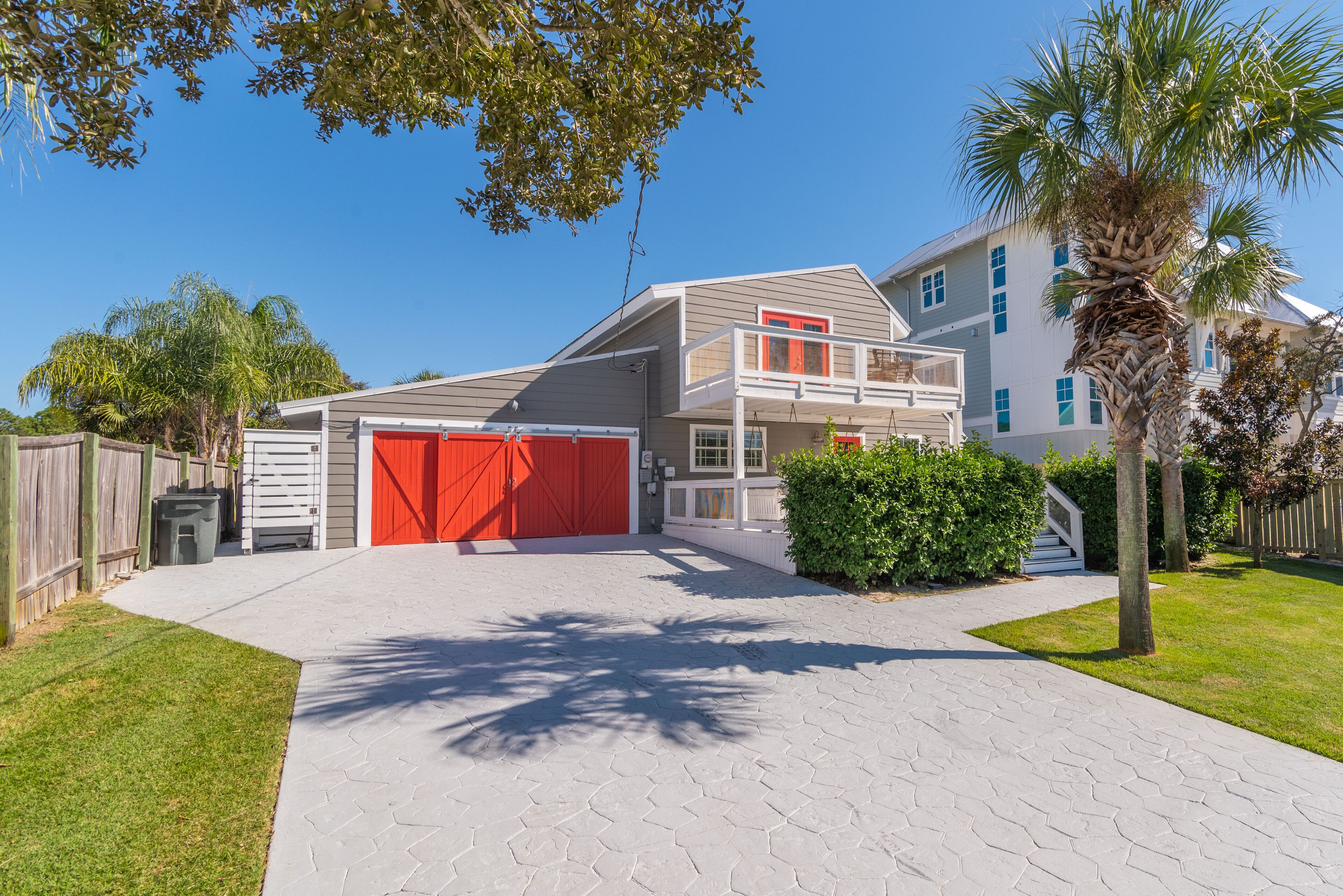 Chic Beach Cottage Near Beach Great Location! Bikes, Paddleboard, kayak