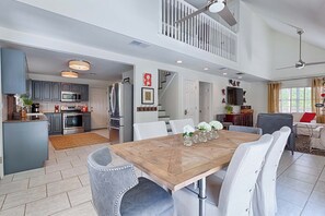 Dining - Walk to Dining,& the Beach–Chic Cottage, Bikes, Kayak, Golf Cart Available (Santa Rosa Beach)