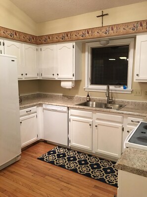 Jääkaappi, mikroaaltouuni, uuni, liesi