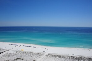 Sulla spiaggia, lettini da mare