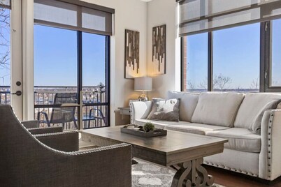 Luxurious Downtown Corner Views 2 bed 2bath-#211