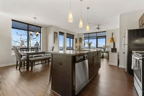 Luxurious Downtown Corner Views 2 bed 2bath-#211