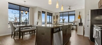 Luxurious Downtown Corner Views 2 bed 2bath-#211