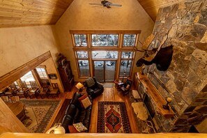 智能电视、壁炉、DVD 播放器、桌上足球