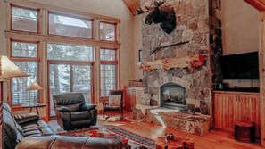 تلفزيون ذكي، مدفأة، مشغل دي في دي، كرة قدم الطاولة