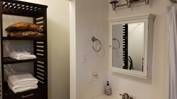 Sèche-cheveux, serviettes fournies, savon, shampoing