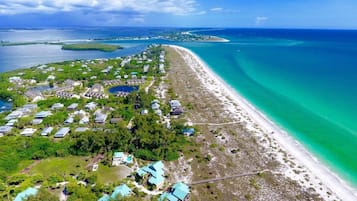 Plage, chaises longues, serviettes de plage