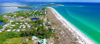 Tropical Island Getaway Beachfront Gulf Views-Pool-Ferry & Grocery Delivery incl