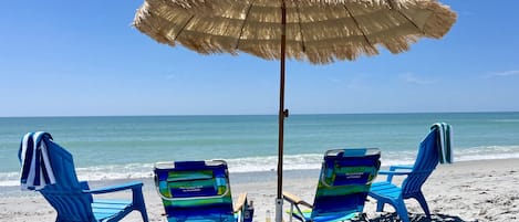 En la playa, camastros y toallas de playa