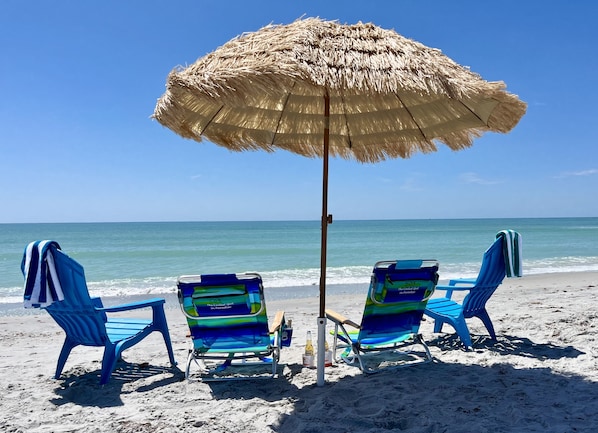 Plage, chaises longues, serviettes de plage