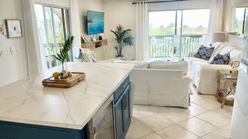 Smart TV, books, stereo