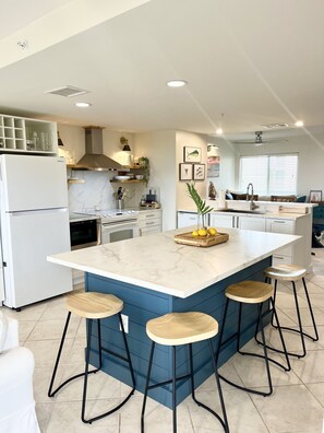 Kjøleskap, mikrobølgeovn, ovn og kokeplater