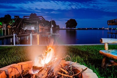Stay. Play. Relax. Your perfect lake escape! 