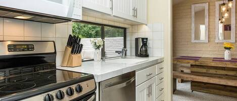 Réfrigérateur, four à micro-ondes, un four, surface de cuisson
