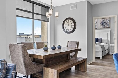 Luxurious Downtown Corner unit- 2 Bd2 Bth -#321
