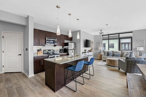 Luxurious Downtown Corner unit- 2 Bd2 Bth -#321