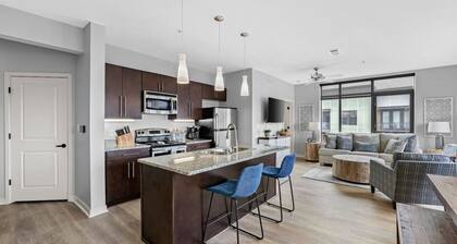 Luxurious Downtown Corner unit- 2 Bd2 Bth -#321