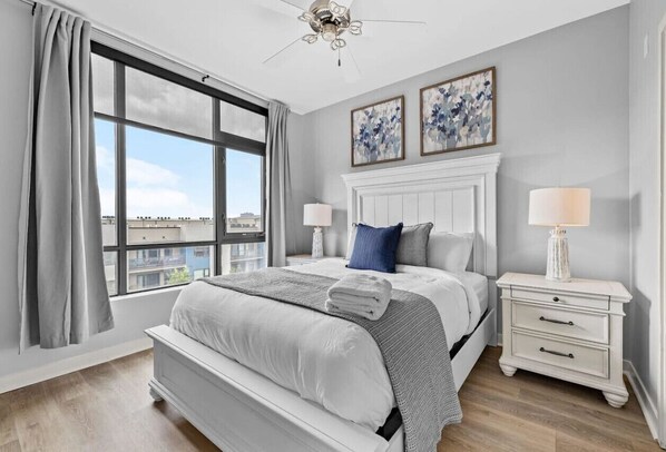 2 slaapkamers, een bureau, een strijkplank/strijkijzer, wifi