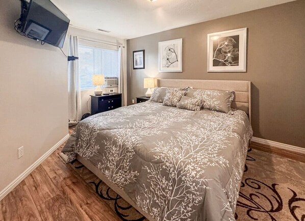1 bedroom, WiFi, bed sheets - Inn Building Condo #206 Beautiful updated condo (Garden City)