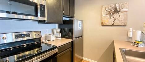 Frigorífico, microondas, horno y placa de cocina