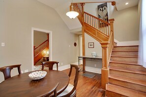 Interior - 2-3 N stays - Spacious and Comfy, Walk to Whole Foods, bars and shops, sleeps 12 (New Orleans)