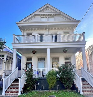 Exterior - 2-3 N stays - Spacious and Comfy, Walk to Whole Foods, bars and shops, sleeps 12 (New Orleans)