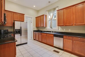 Fridge, microwave, oven, stovetop - 2-3 N stays - Spacious and Comfy, Walk to Whole Foods, bars and shops, sleeps 12 (New Orleans)