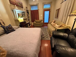 6 bedrooms, iron/ironing board, travel cot, free WiFi - 2-3 N stays - Spacious and Comfy, Walk to Whole Foods, bars and shops, sleeps 12 (New Orleans)