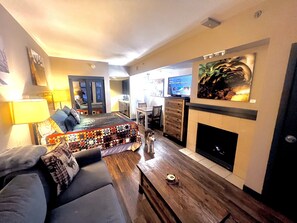 Smart TV, fireplace, DVD player - Remodeled Studio at the Monache. Steps to the Village. Behaved dogs welcomed. (Mammoth Lakes)