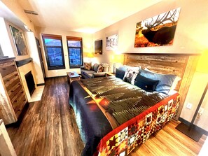 In-room safe, iron/ironing board, free WiFi, bed sheets - Remodeled Studio at the Monache. Steps to the Village. Behaved dogs welcomed. (Mammoth Lakes)