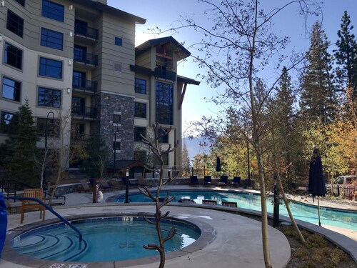 Remodeled Studio at the Monache. Steps to the Village. Behaved dogs welcomed.