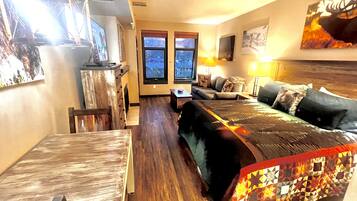 Een kluis op de kamer, een strijkplank/strijkijzer, gratis wifi