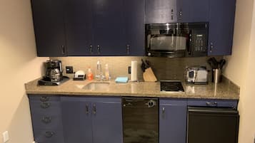 Een koelkast, een magnetron, een kookplaat, een vaatwasser