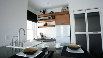 Réfrigérateur, micro-ondes, plaque de cuisson, lave-vaisselle