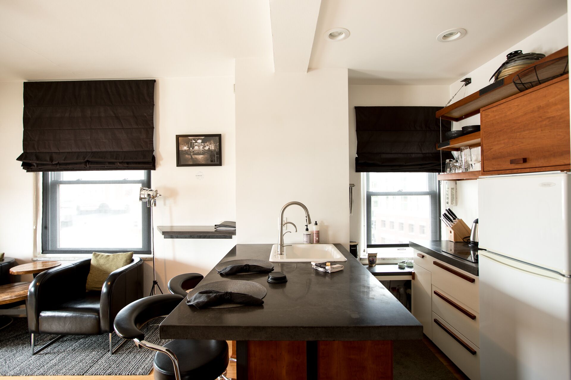 Kjøleskap, mikrobølgeovn, kokeplater og oppvaskmaskin