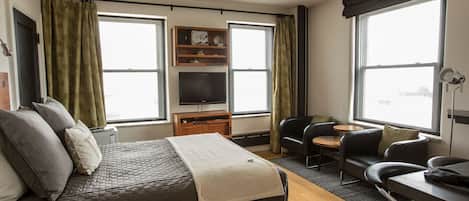 Una cassaforte in camera, una scrivania, ferro/asse da stiro